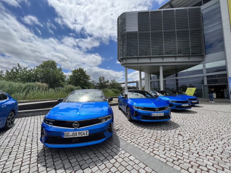 Opel Astra Sports Tourer: immagini ufficiali