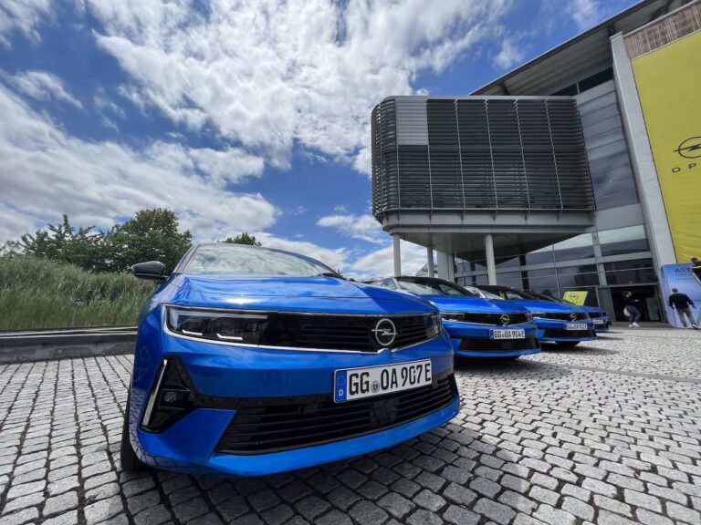 Opel Astra Sports Tourer: immagini ufficiali
