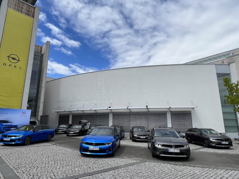 Opel Astra Sports Tourer: immagini ufficiali