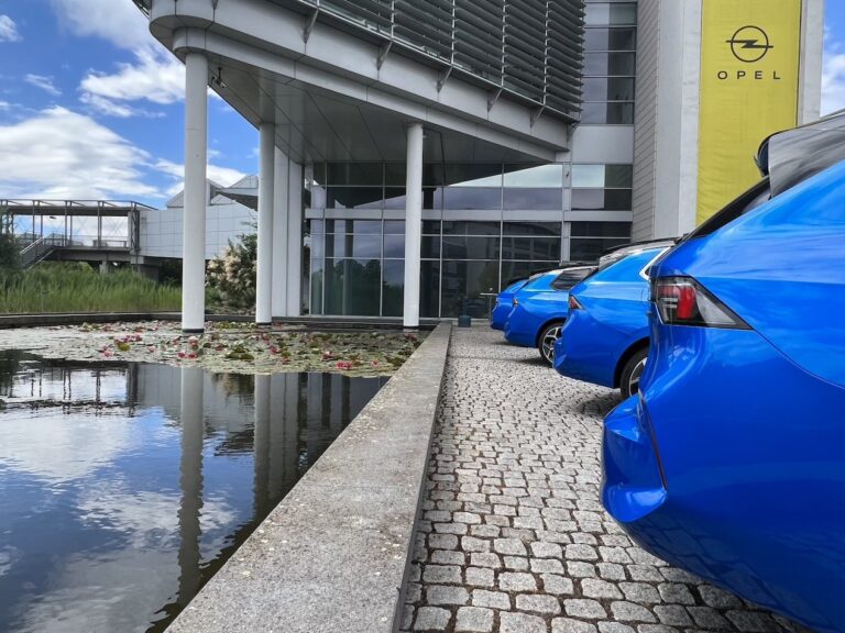 Opel Astra Sports Tourer: immagini ufficiali