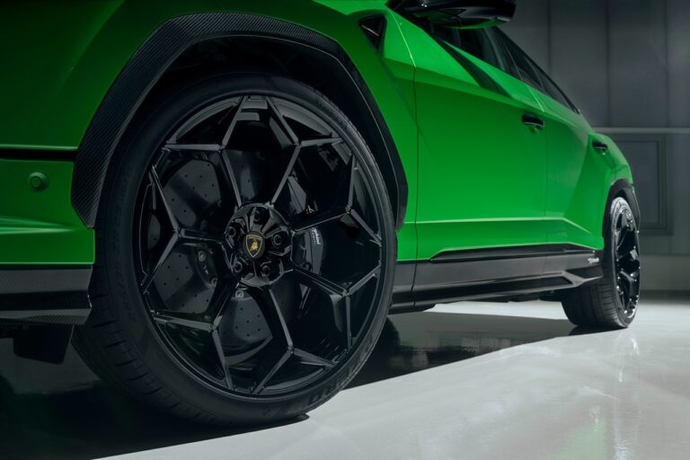 Lamborghini Urus Performante: immagini ufficiali