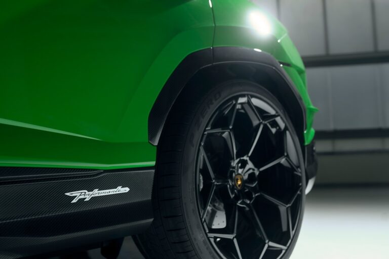 Lamborghini Urus Performante: immagini ufficiali