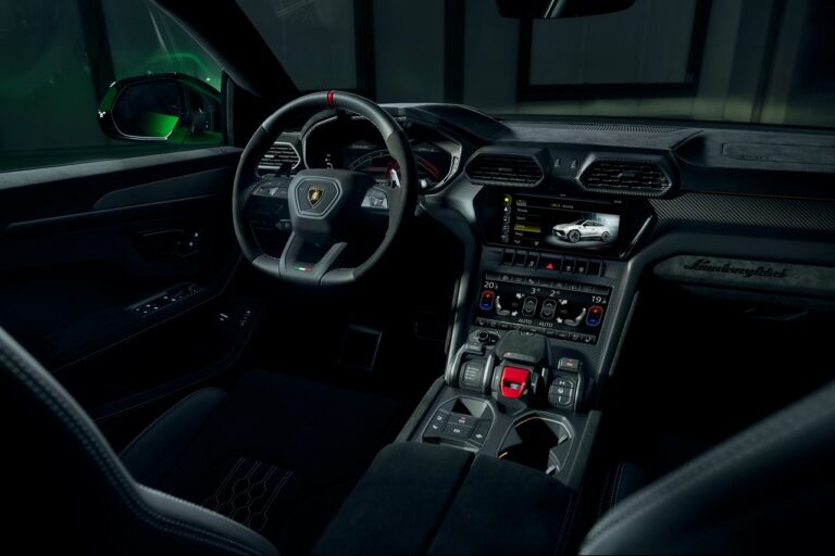Lamborghini Urus Performante: immagini ufficiali