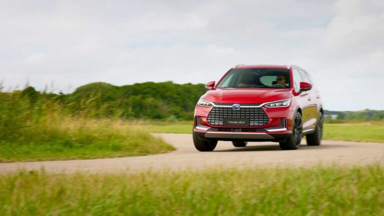 BYD Tang: le immagini