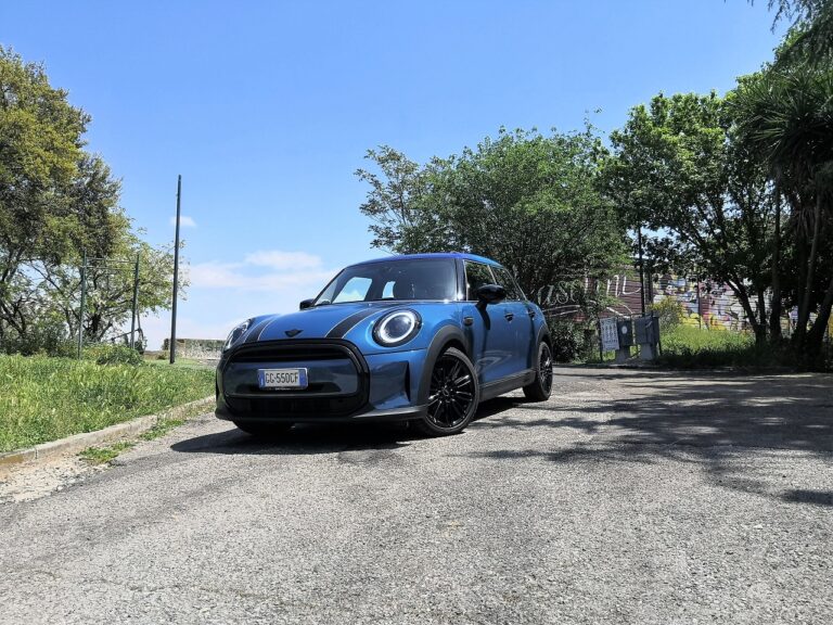 MINI Cooper 5 porte 2022: le immagini