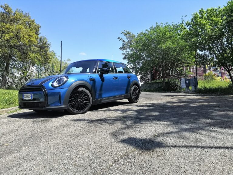 MINI Cooper 5 porte 2022: le immagini