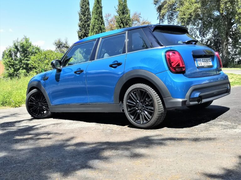 MINI Cooper 5 porte 2022: le immagini