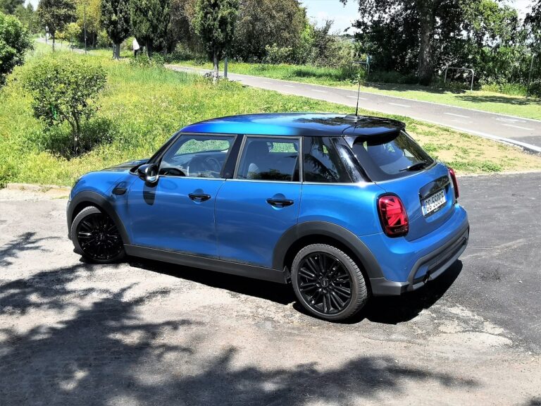MINI Cooper 5 porte 2022: le immagini