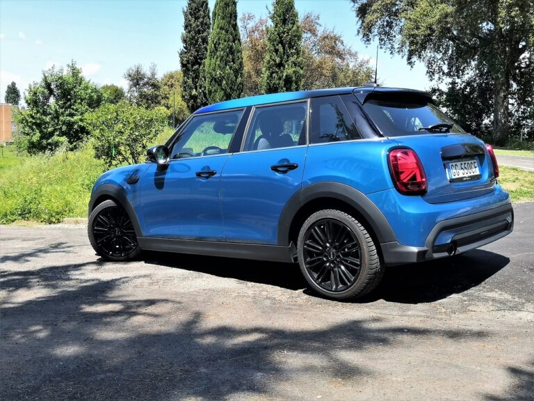 MINI Cooper 5 porte 2022: le immagini