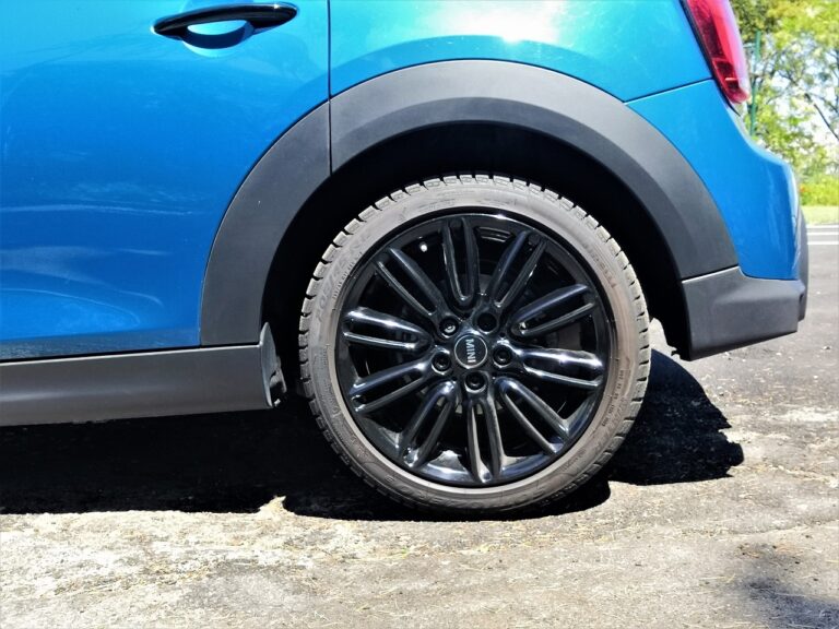 MINI Cooper 5 porte 2022: le immagini