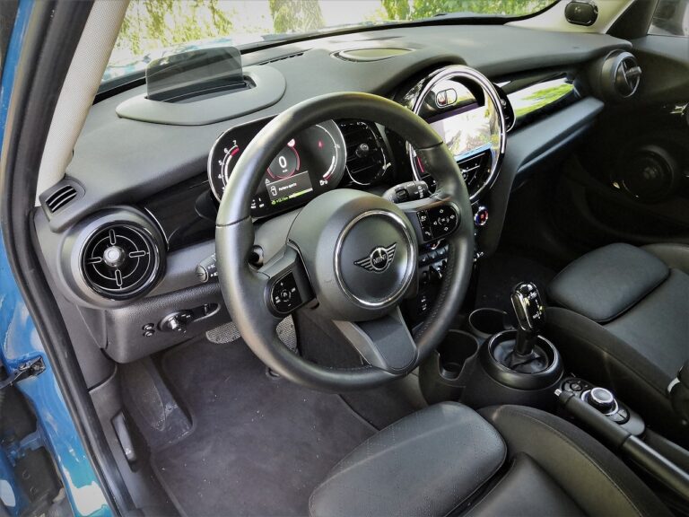 MINI Cooper 5 porte 2022: le immagini