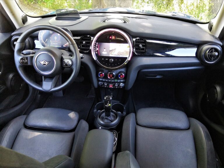 MINI Cooper 5 porte 2022: le immagini