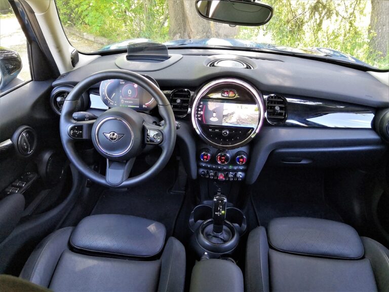 MINI Cooper 5 porte 2022: le immagini