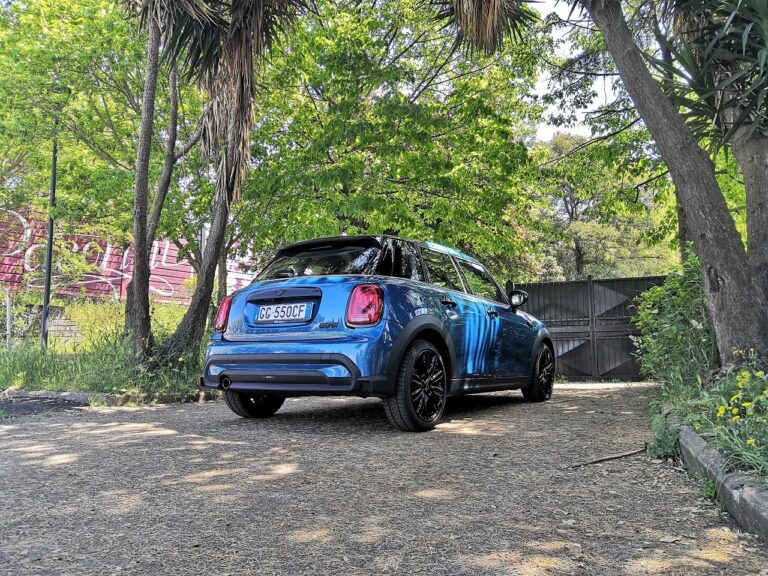MINI Cooper 5 porte 2022: le immagini