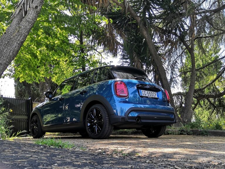 MINI Cooper 5 porte 2022: le immagini