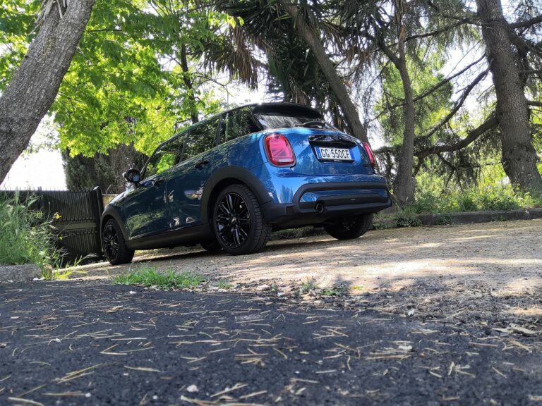 MINI Cooper 5 porte 2022: le immagini