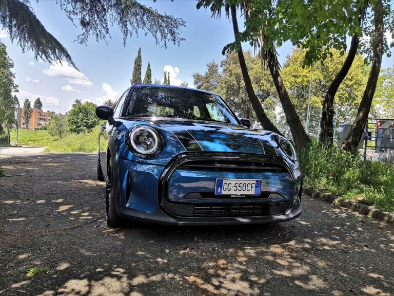 MINI Cooper 5 porte 2022: le immagini