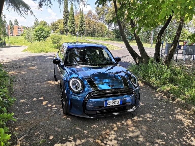 MINI Cooper 5 porte 2022: le immagini