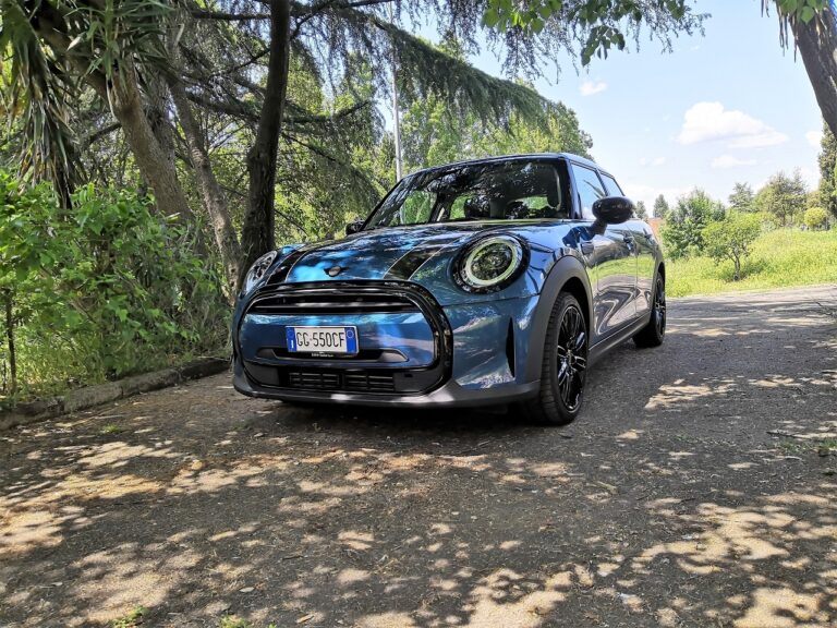 MINI Cooper 5 porte 2022: le immagini