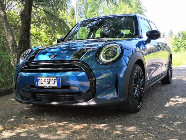 MINI Cooper 5 porte 2022: le immagini