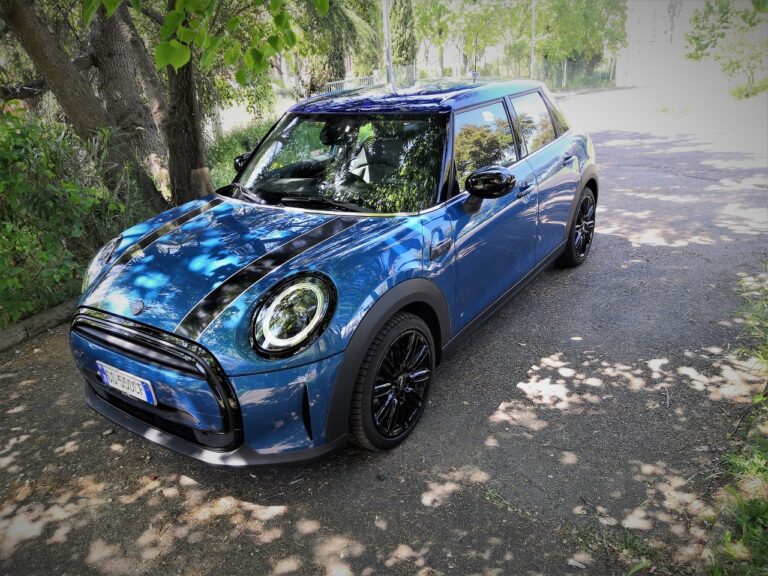 MINI Cooper 5 porte 2022: le immagini