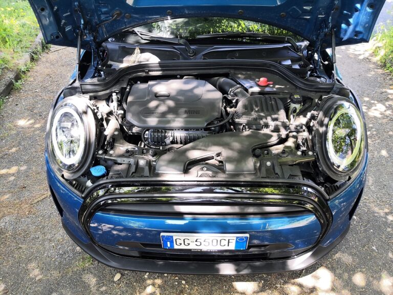 MINI Cooper 5 porte 2022: le immagini