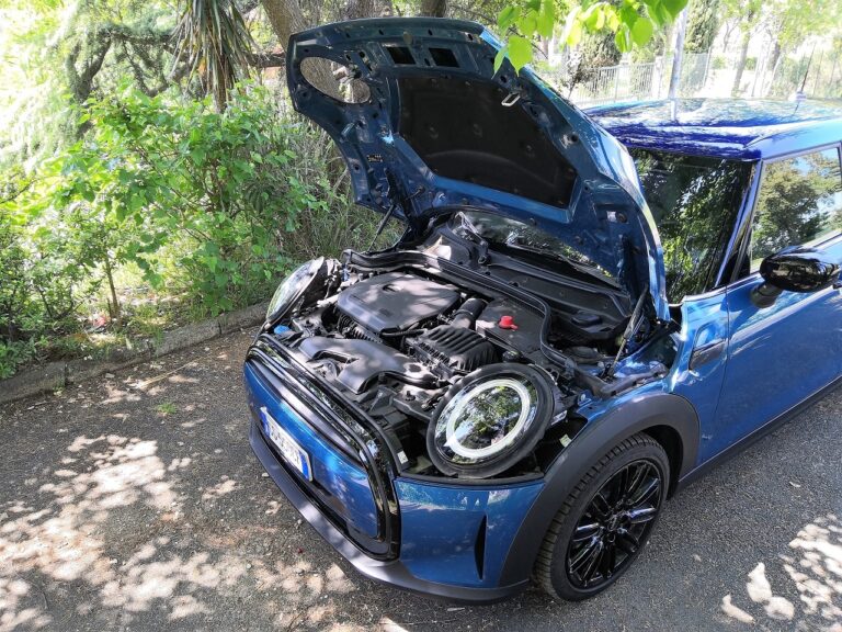 MINI Cooper 5 porte 2022: le immagini