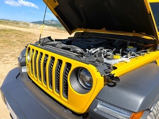 Jeep Wrangler 4Xe VS Land Rover Defender P400e: le immagini
