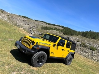 Jeep Wrangler 4Xe VS Land Rover Defender P400e: le immagini
