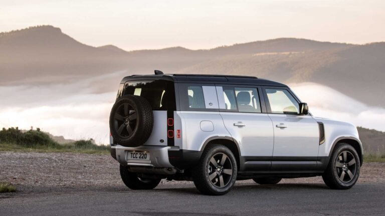 Jeep Wrangler 4Xe VS Land Rover Defender P400e: le immagini