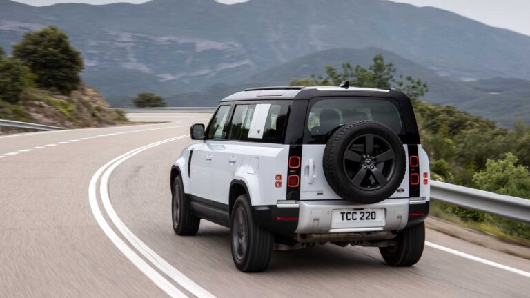 Jeep Wrangler 4Xe VS Land Rover Defender P400e: le immagini