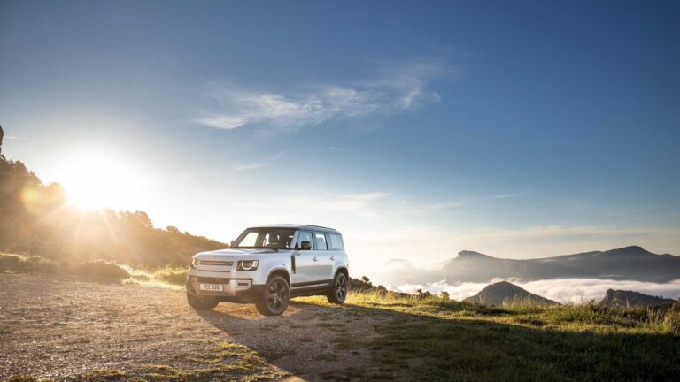 Jeep Wrangler 4Xe VS Land Rover Defender P400e: le immagini