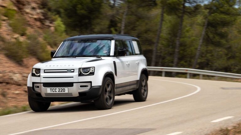 Jeep Wrangler 4Xe VS Land Rover Defender P400e: le immagini