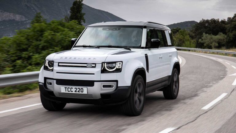 Jeep Wrangler 4Xe VS Land Rover Defender P400e: le immagini