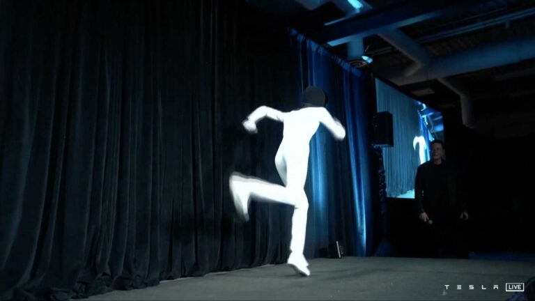Tesla: le immagini ufficiali del robot androide Optimus