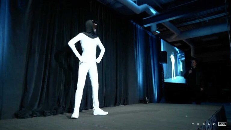 Tesla: le immagini ufficiali del robot androide Optimus