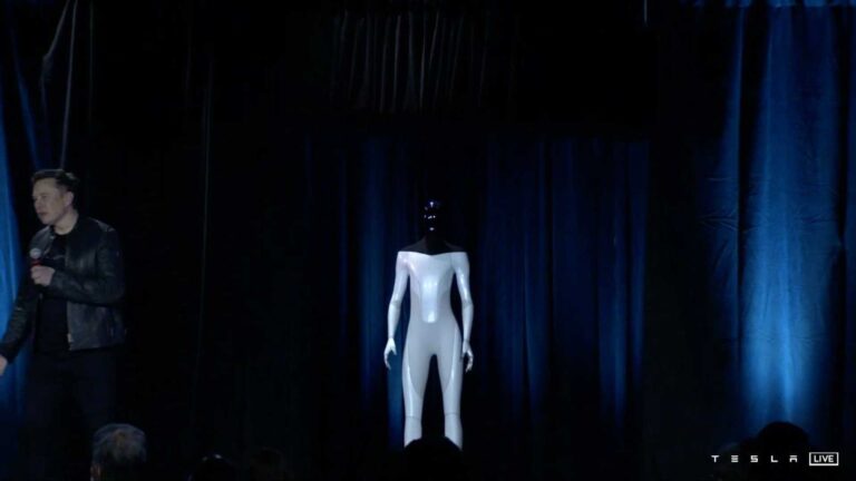 Tesla: le immagini ufficiali del robot androide Optimus