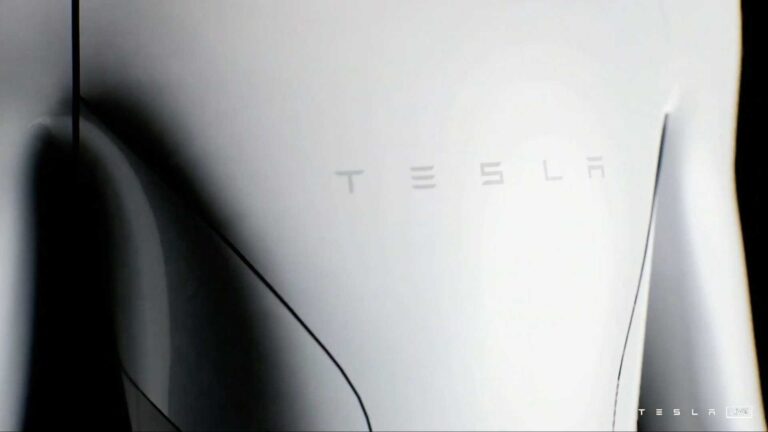 Tesla: le immagini ufficiali del robot androide Optimus