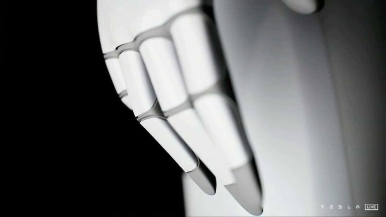 Tesla: le immagini ufficiali del robot androide Optimus