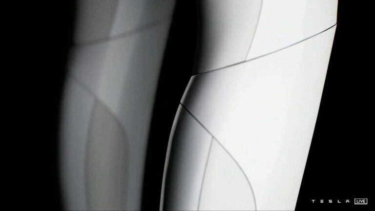 Tesla: le immagini ufficiali del robot androide Optimus
