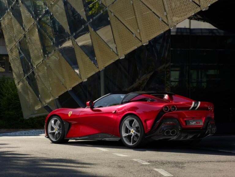 Ferrari SP51: le immagini