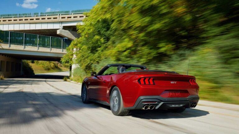Ford Mustang 2023: le immagini