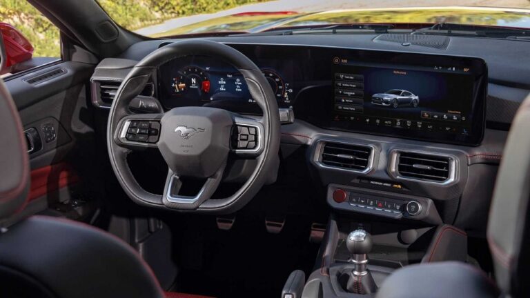 Ford Mustang 2023: le immagini
