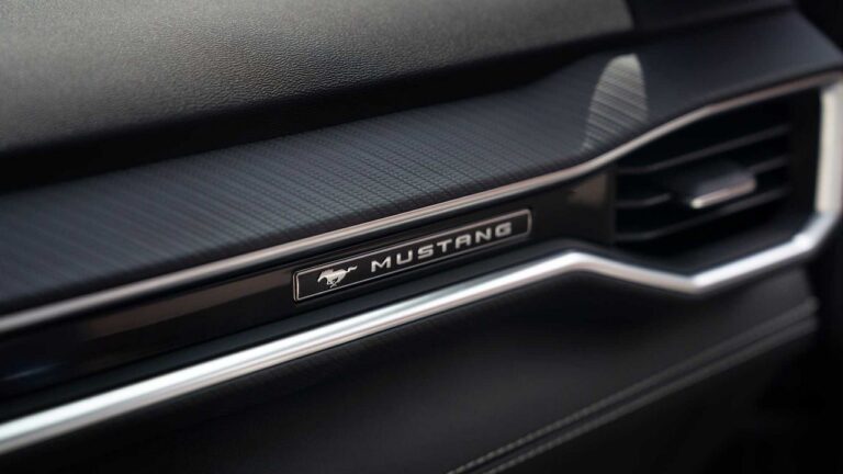 Ford Mustang 2023: le immagini