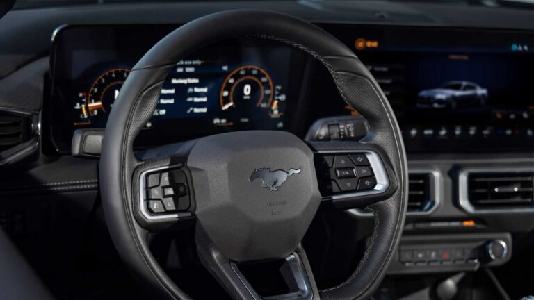 Ford Mustang 2023: le immagini