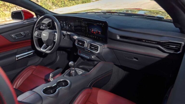 Ford Mustang 2023: le immagini