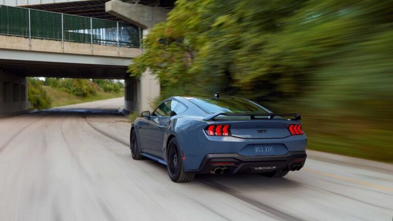 Ford Mustang 2023: le immagini