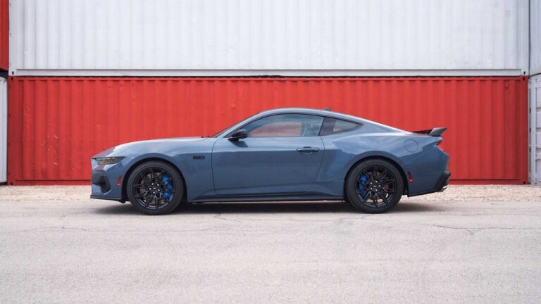 Ford Mustang 2023: le immagini