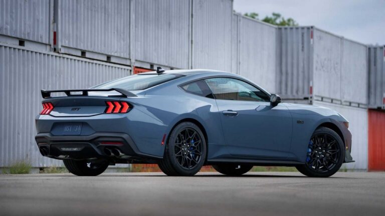 Ford Mustang 2023: le immagini