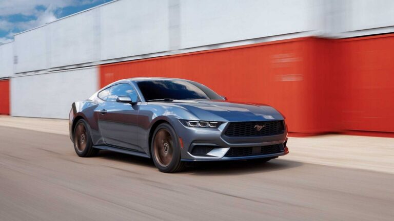 Ford Mustang 2023: le immagini